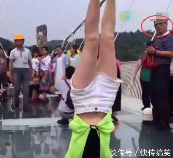 小情侣去玻璃栈道上寻求刺激玩起了新游戏, 下一幕吓得游客眼泪都