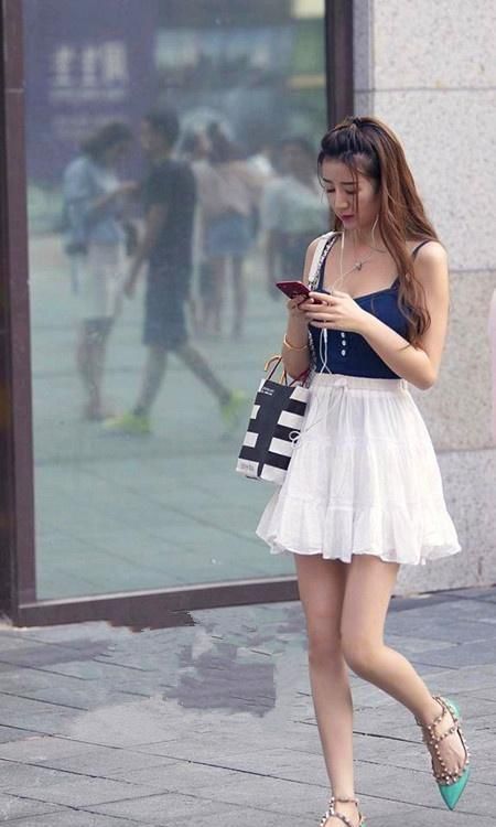 街拍:小姐姐一件白色单肩背心搭配低腰牛仔短裤,尽显时尚魅力插图(2) 街拍:小姐姐一件白色单肩背心搭配低腰牛仔短裤,尽显时尚魅力插图(2)