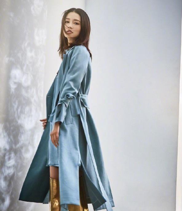 李沁怎么回事,礼服穿反了都没发现拖地裙摆在