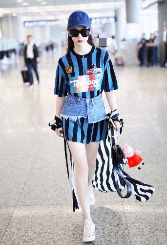 戚薇拿牛仔裤头当封腰,没想到这么时尚,网友:不