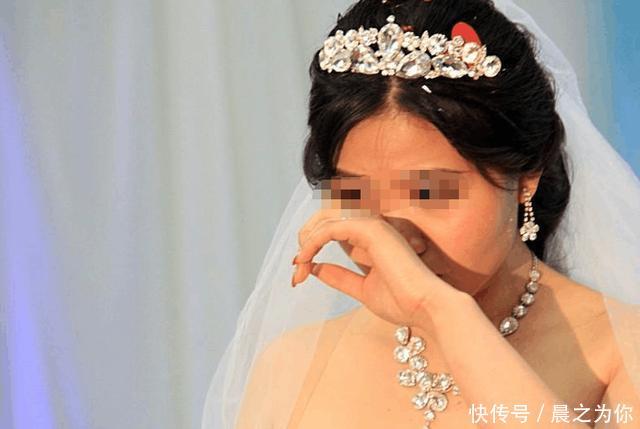 新婚晚小叔子夫妇赖客厅不走,隔天沙发下一物,我把房子送他们了