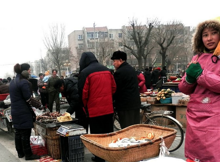 实拍:北方农村集市,农民的不容易挺让人心酸