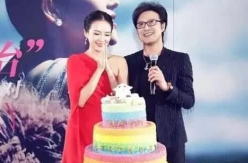 章子怡和老公现身机场十指相扣,小腹微隆,孕味