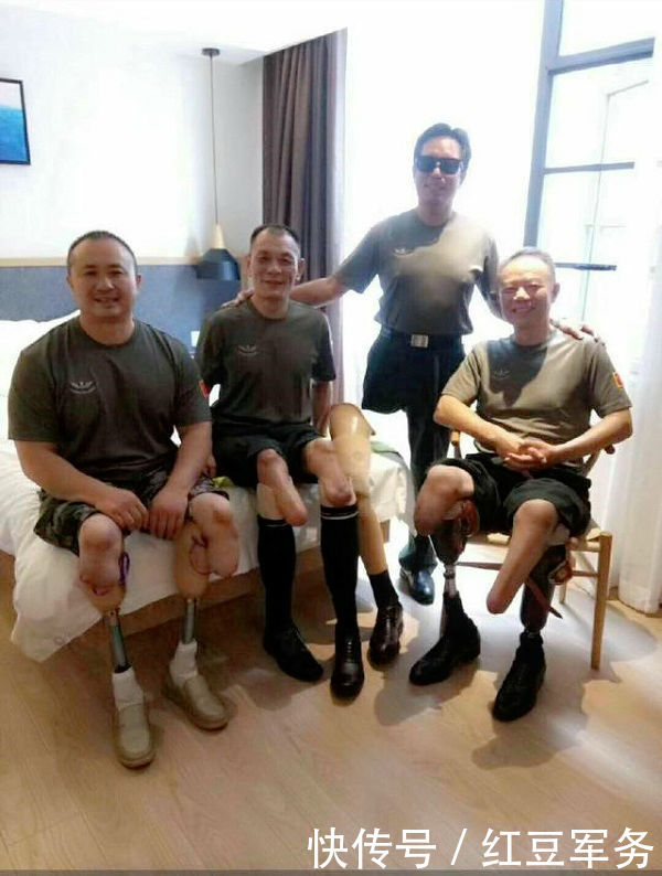心酸,4名越战老兵仅3双眼睛1条腿笑对人生,这