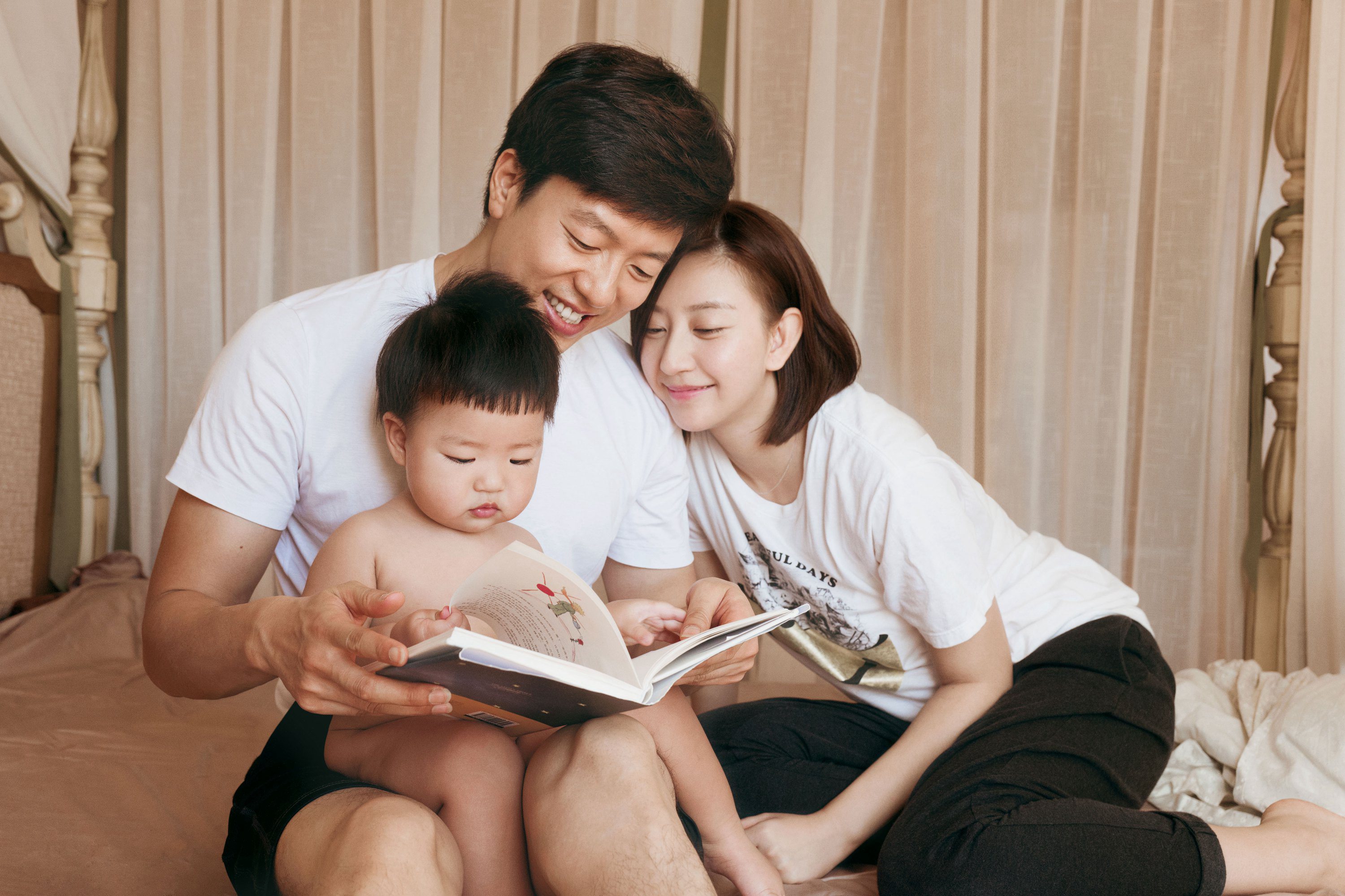 凌潇肃全家福儿子“秀肥肉” 激萌可爱网友已成肉粉