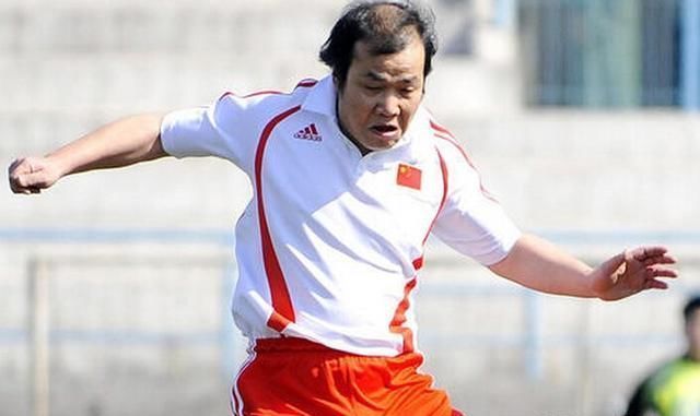 著名足球记者马德兴再放狠话,称国足是某些人