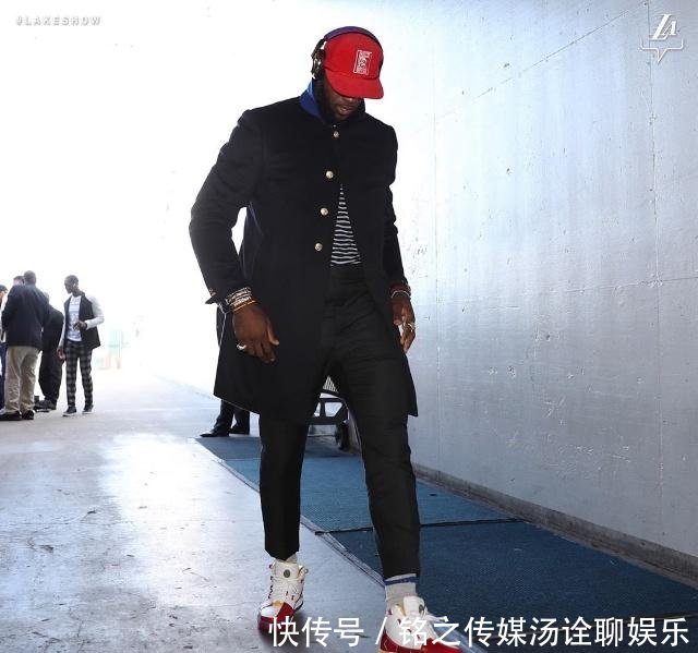 圣诞大战湖人vs勇士潮装秀:勒布朗优雅步伐,追