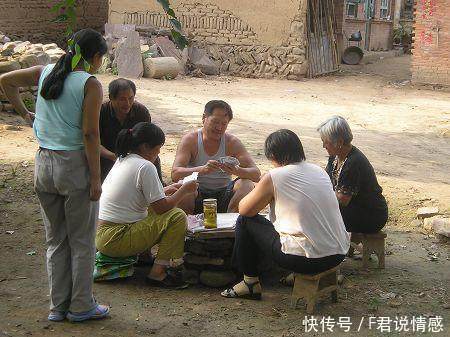 妻子去世后男人再娶,村民没有一个去喝喜酒,声称害怕雷劈误伤我