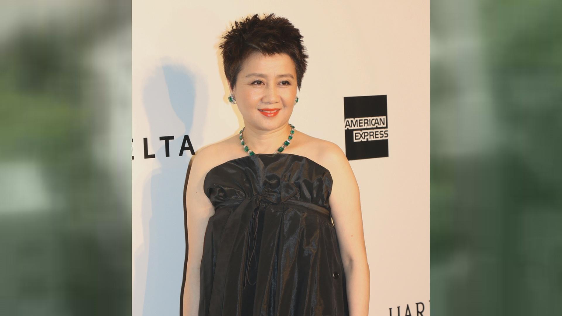 奚梦瑶被赌王四太认证后首度现身,笑容灿烂准备录制《快本》