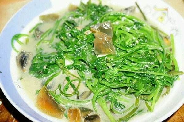 农村这种野菜,名字很独特,不但可以食用,还有很