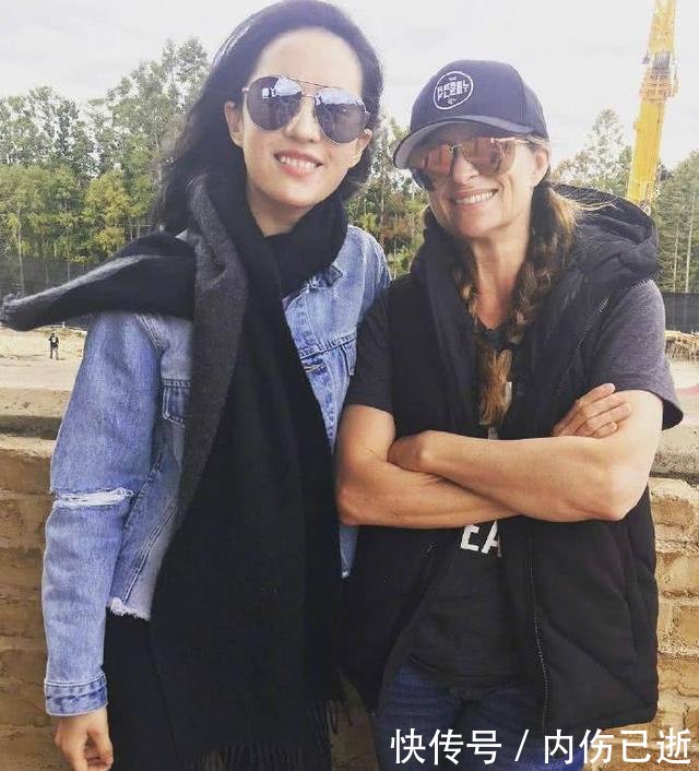 电影《花木兰》杀青,刘亦菲庆功宴上亲吻好友