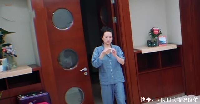 素颜下汪峰章子怡回归该有的年龄 汪峰眼睛成