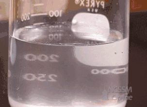 应该还记得中学化学课下面的实验,钠与水反应会放出大量的热,与钠接触