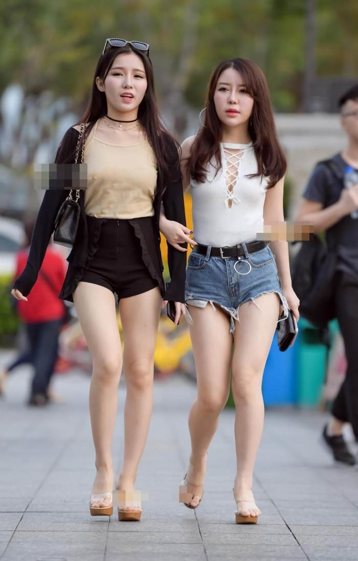 街拍:牛仔小身材穿短裤热裤与v牛仔美女对比,有美女模特曲线姐姐图片