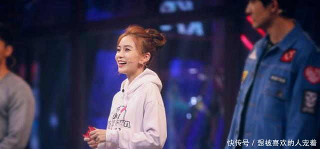 关晓彤长裙里套秋裤算什么,杨颖直接在短裙里