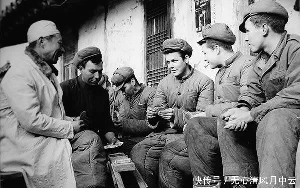 抗美援朝 一美军士兵见志愿军送一物给朝鲜百