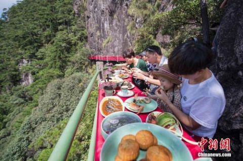 浙江龙泉山悬崖餐厅开放游人登绝壁栈道体验美食