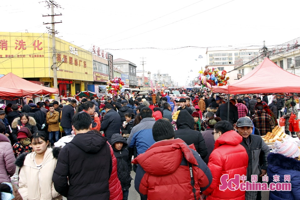 临沂小镇万人过年赶大集 外地人淘实惠当地人赶心情