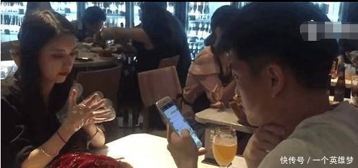 女大学生兼职剥龙虾,加收20%服务费,网友这颜