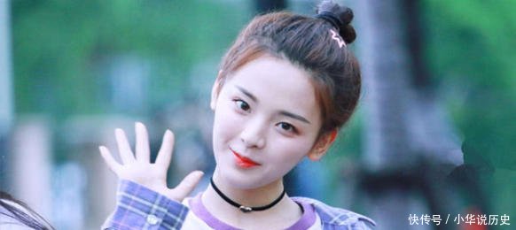 沈梦辰与杨超越回村了,两人搞怪合照有亮点,网