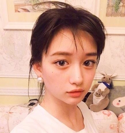 17岁女生天生网v女生,水汪大眼占脸的五分之一女孩意思橡皮送什么图片