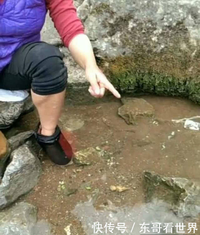 农村大妈在河边洗衣,发现河里有东西反光闪眼睛,捡起后高兴不已