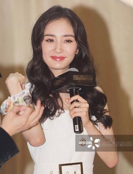 杨幂褪去美颜镜头后秒变大妈,网友:嘴巴都变形