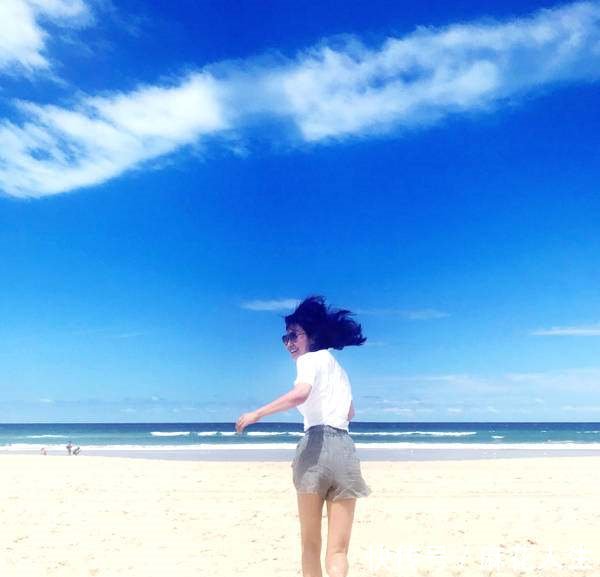 46岁的闫妮真是豁得出去,直接穿比基尼躺沙滩