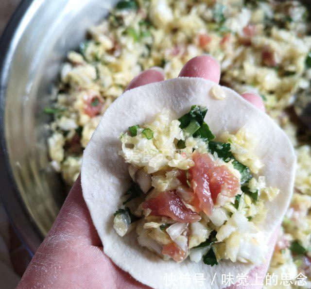 白菜猪肉水饺怎么调馅好吃?试试这样做,鲜香味