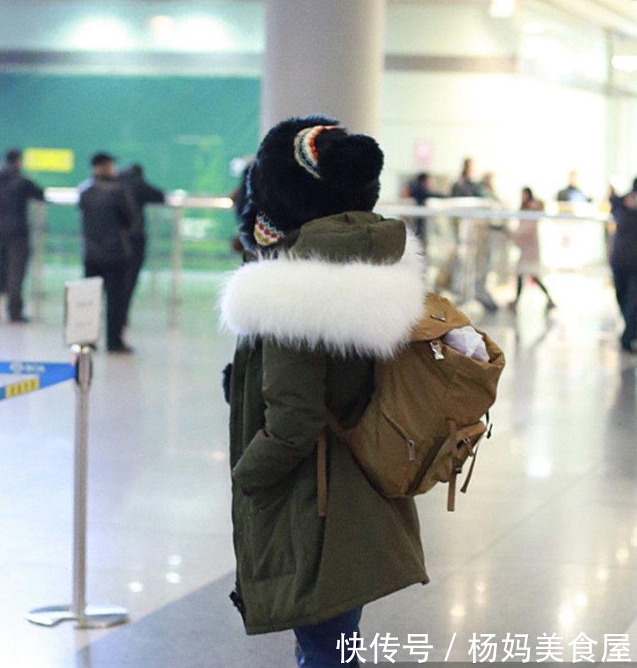 黄圣依穿军绿色羽绒服打扮时尚保暖 对镜头打