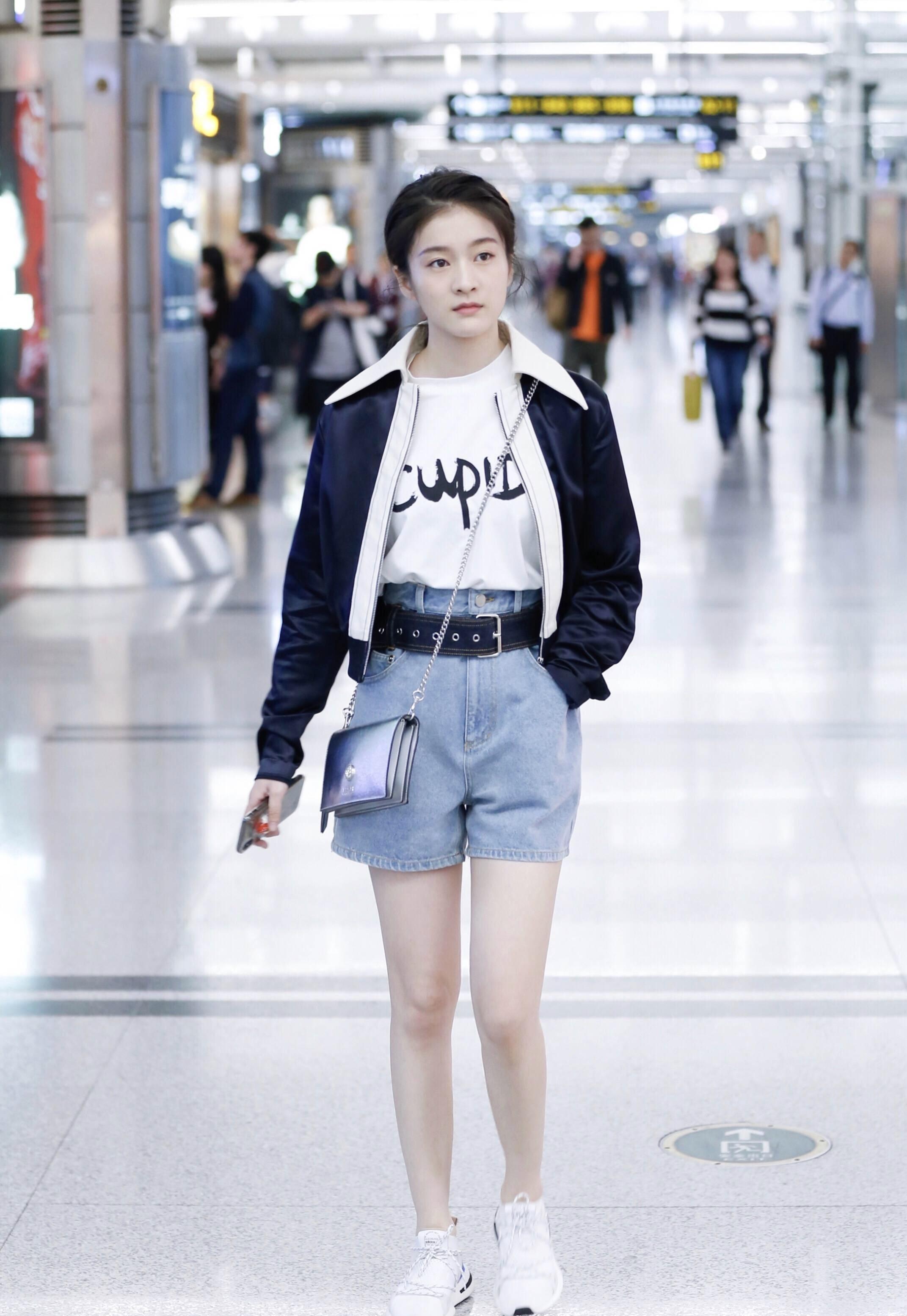 张雪迎太会玩了!竟然把字母都往身上穿,轻松打