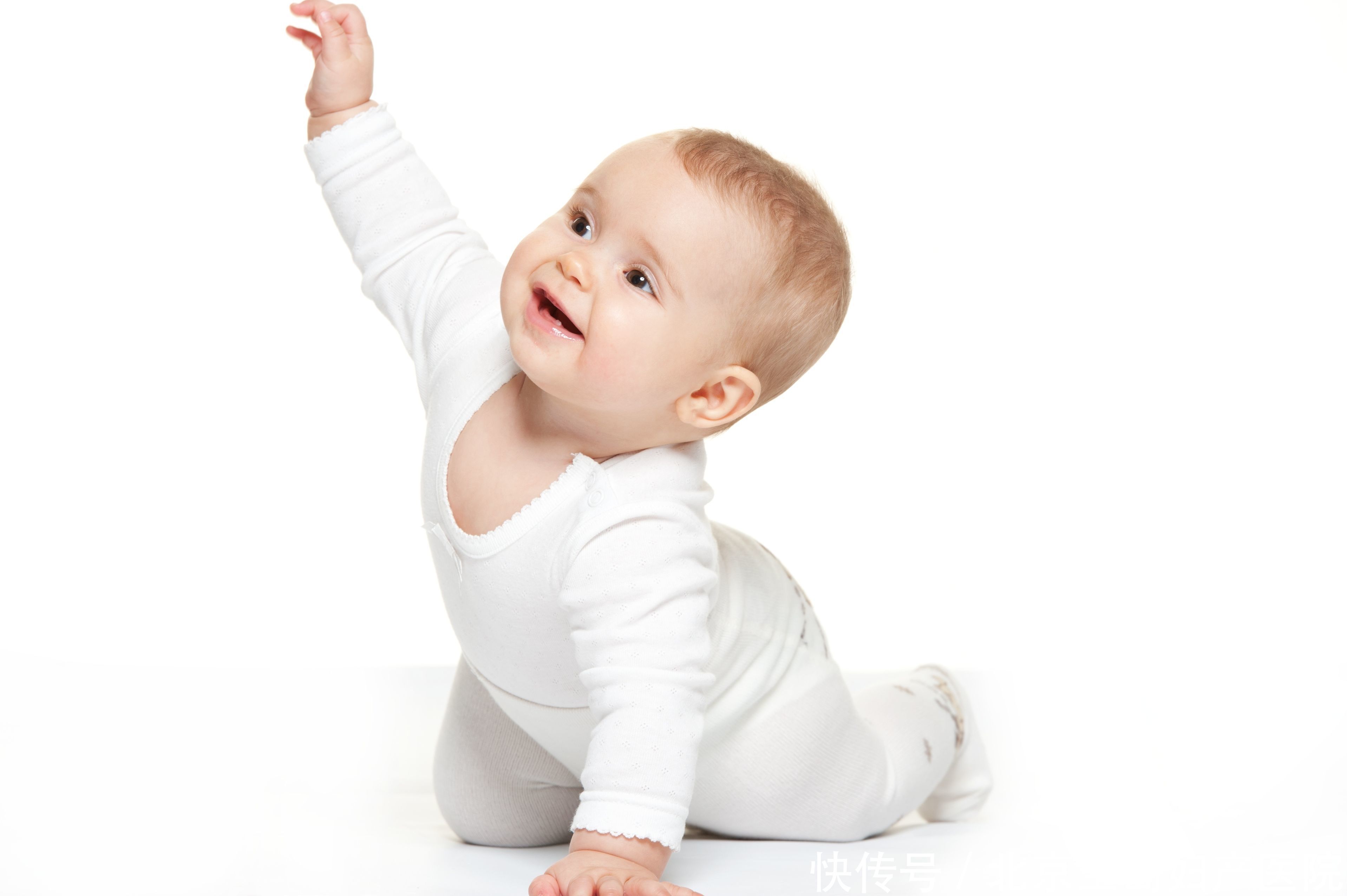 为何宝宝睡觉时双手投降状