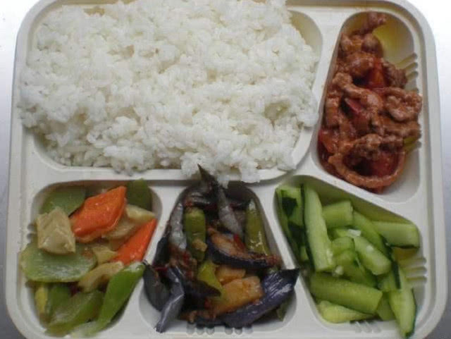 高铁上一份8块钱的盒饭被曝光，吃到乘客都不敢坐高铁了，看完你吃得下?
