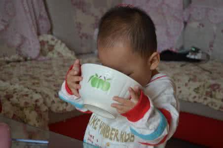 一岁宝宝骨瘦如柴,查明原因后,孩子爸立马打了