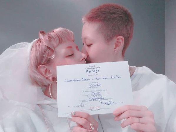 19岁小龙女宣布与31岁女友结婚 两人已于11月8日加拿大注册