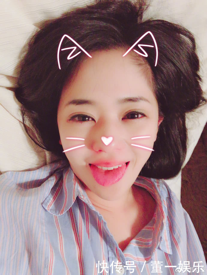 苍井空深夜晒微醺自拍照 吐舌卖萌三连拍可爱