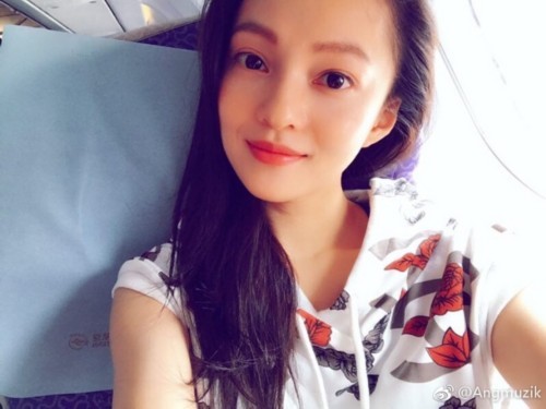 如何给女生发自拍照 t01f2e67a812408bd48.jpg?size=500x375