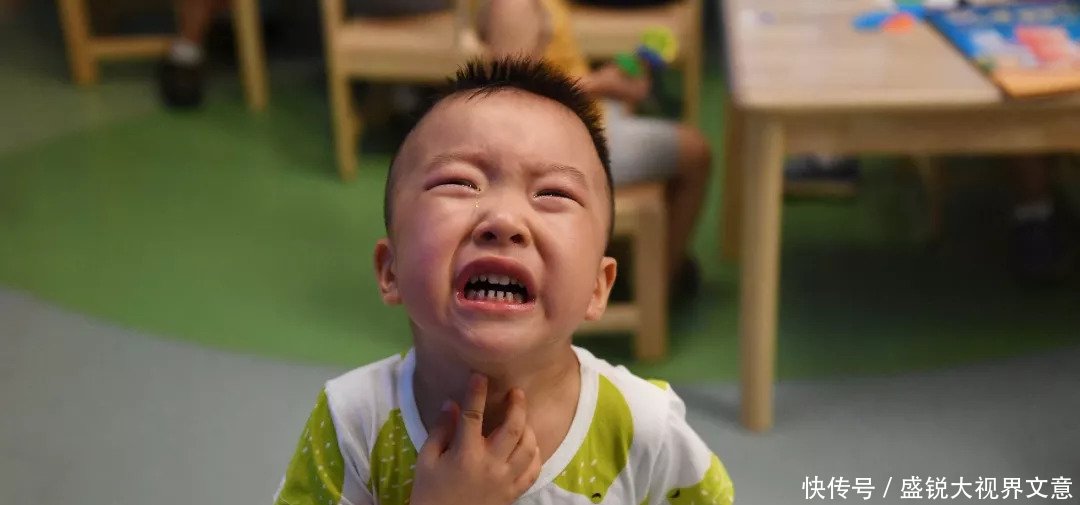 开学第一天满是悲情戏,妈妈被搂大腿,老师被5