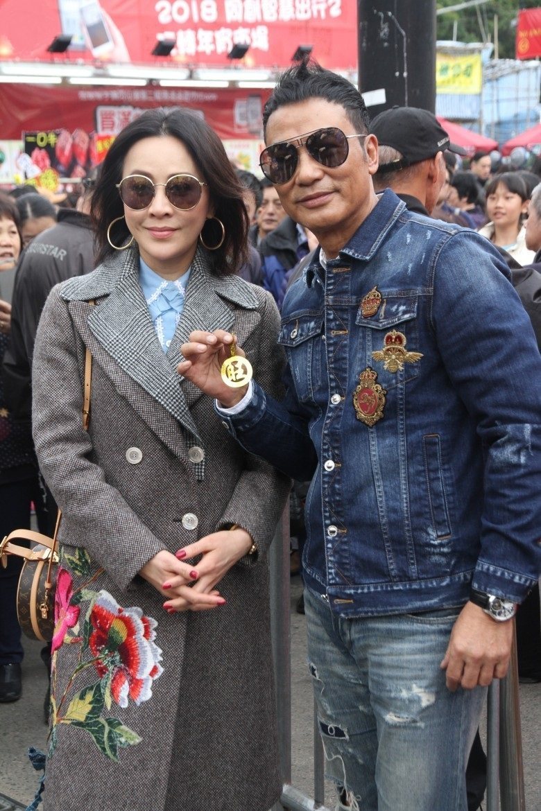 刘嘉玲、任达华、卫诗雅逛年宵宣传电影,任:浪