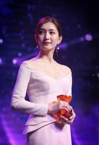 演员江疏影连任两年跨年演唱会主持人,出尽风