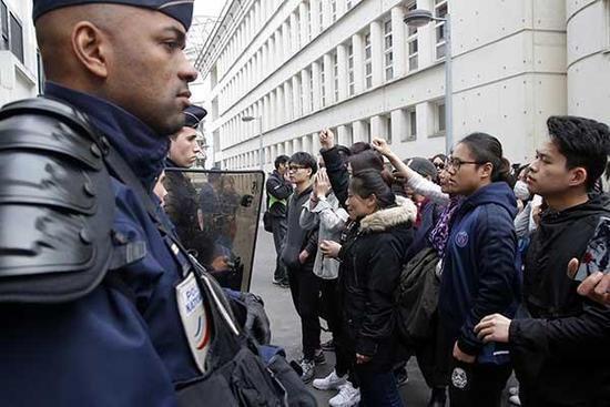 【转】北京时间 身份不代表正义!旅法中国人遭警察枪杀后60小时 - 妙康居士 - 妙康居士~晴樵雪读的博客 【转】北京时间 身份不代表正义!旅法中国人遭警察枪杀后60小时 - 妙康居士 - 妙康居士~晴樵雪读的博客