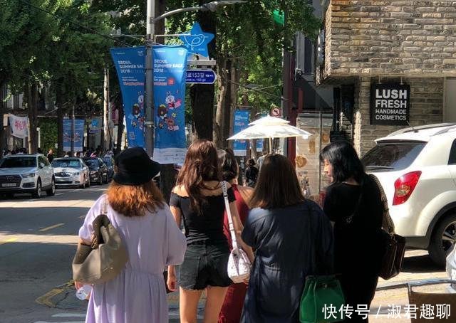 关晓彤首尔街头闲逛,穿热裤露大腿,腿长竟快到