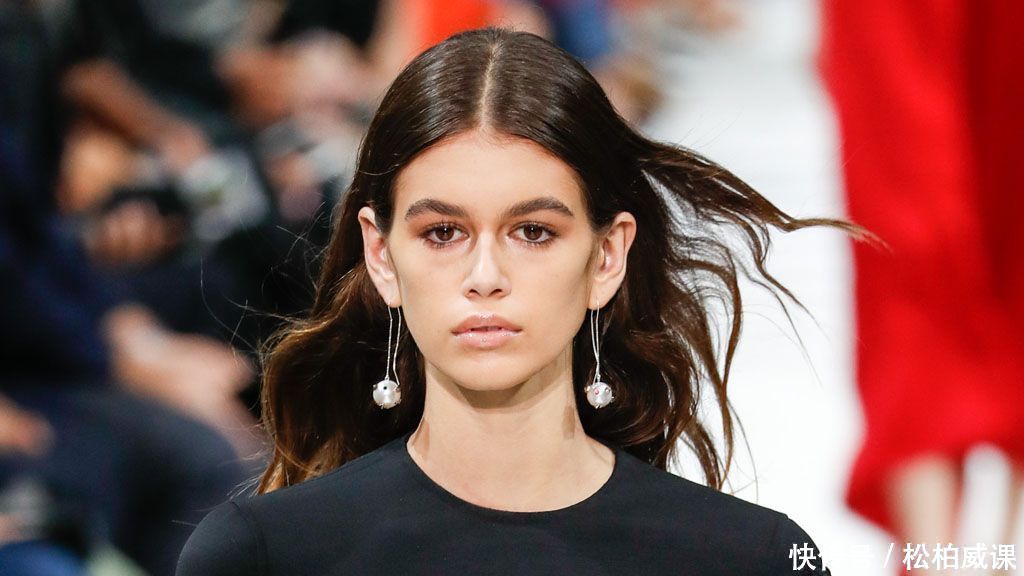 瓦伦蒂诺正在推出一个奢侈的化妆品品牌