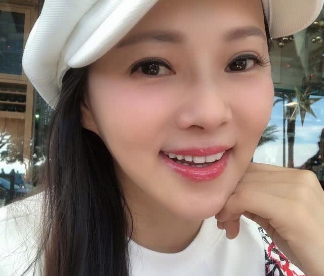 50岁伊能静发文称不愿回到过去,最新写真红唇水润嫩如花季少女 ibet国际网址