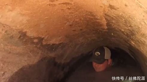 下水道一直冒气泡,男子钻进去抓到的东西,让他被村里人羡慕