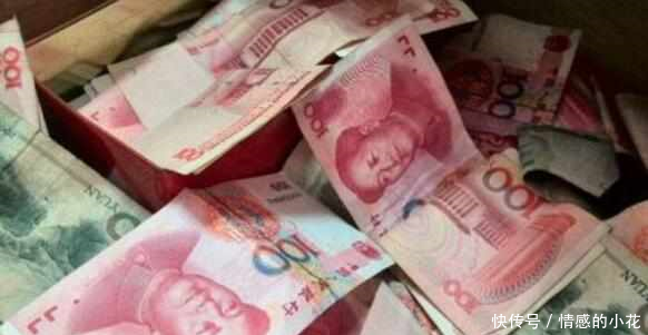 儿媳妇来我家住7天,我丢了一万块,进她卧室一看,我塞给她十万