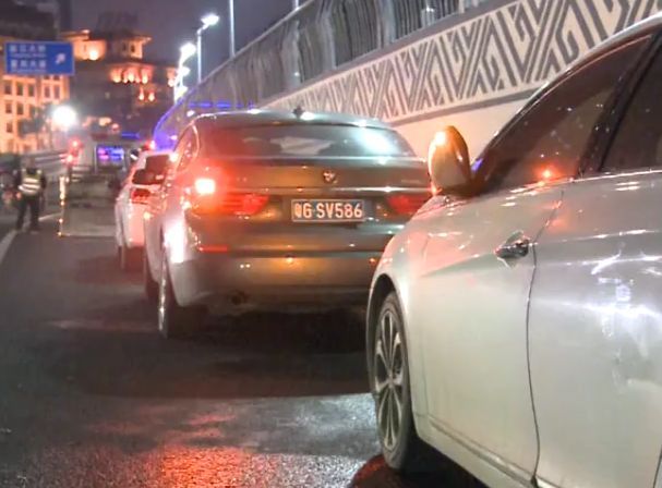 交警查酒驾发现滴滴司机的身份不一般,白天和