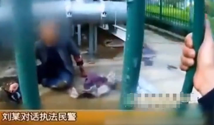 奇闻:男子怀疑自己得了狂犬病,把自己锁在铁栅