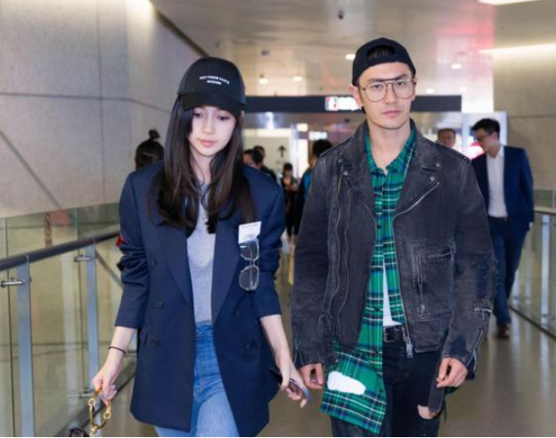 杨颖罕见晒小海绵照片,母子俩的大长腿吸睛,网