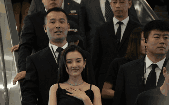 刚满20岁的宋祖儿出落的愈发标致，无P图的她在人群中十足的吸睛